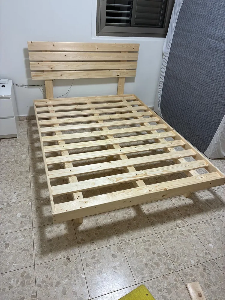 בסיס מיטה מעץ אורן מורכב בבית לקוח
